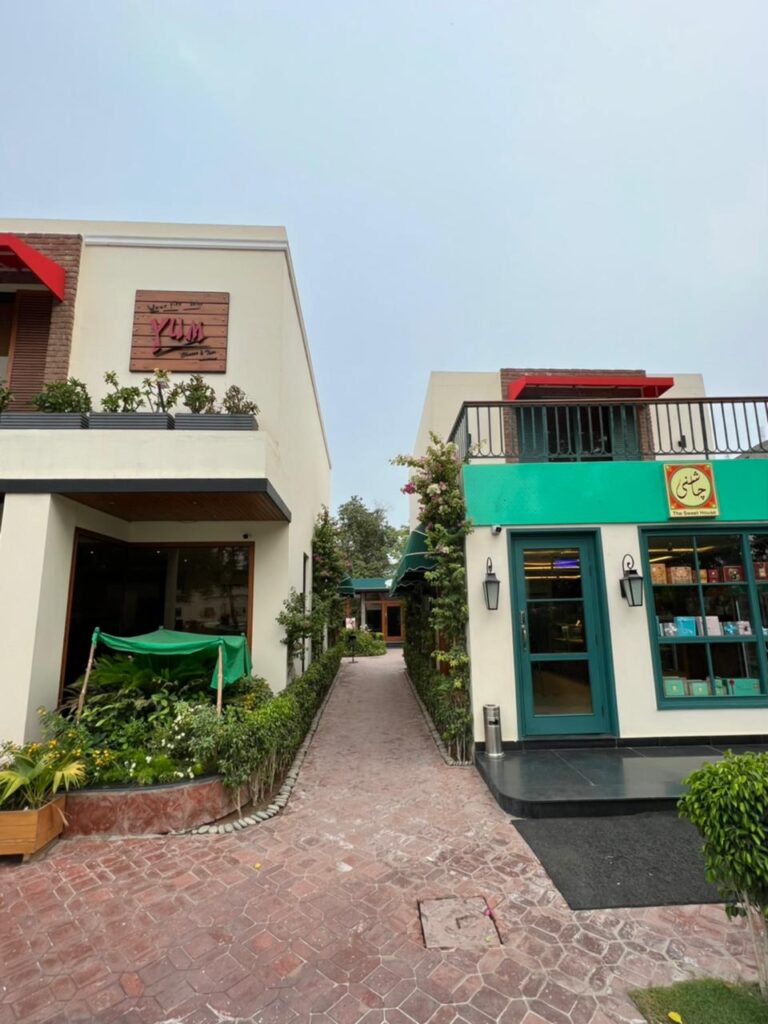 Paperazzi Eats at Yum, Multan